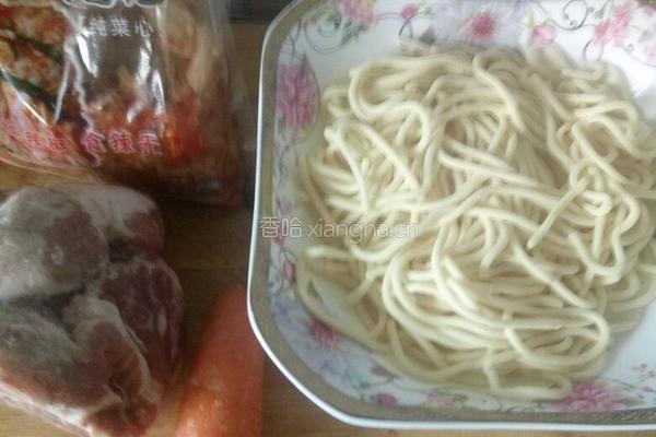 乌冬面炒泡菜丝的做法图解1
