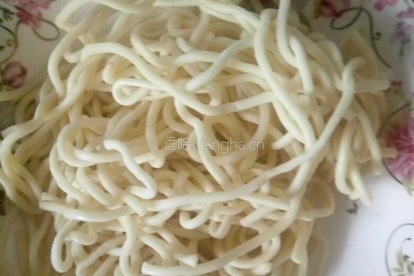 乌冬面炒泡菜丝的做法图解3