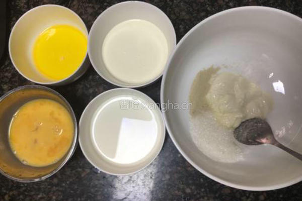 挤挤小熊豆沙面包的做法图解1