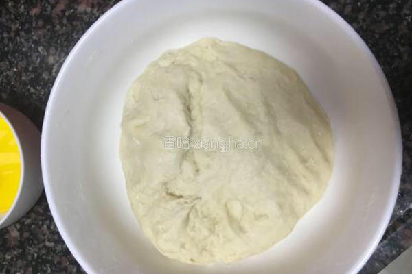 挤挤小熊豆沙面包的做法图解2