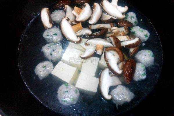 香菇豆腐鱼丸汤的做法图解4