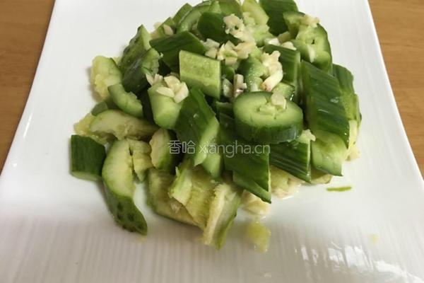 麻酱拌黄瓜的做法图解1