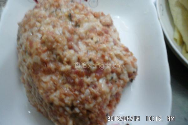 香菇肉沫豆皮卷的做法图解1