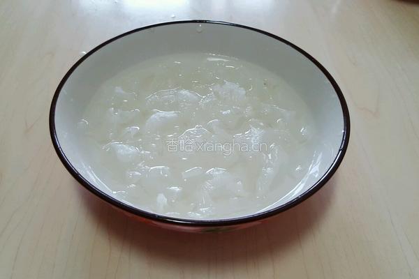 银耳荔枝大枣莲子羹的做法图解1