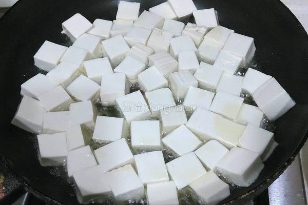 蟹味菇鲜菜汤的做法图解2