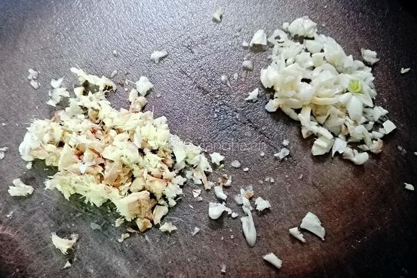 豉油鸡杂翅的做法图解2