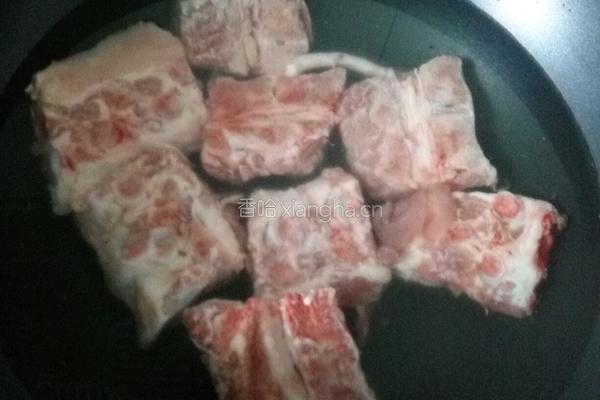 脊骨炖酸菜的做法图解1