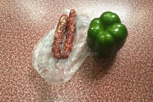 腊肠炒青椒的做法图解1