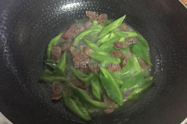 腊肠炒青椒的做法图解5