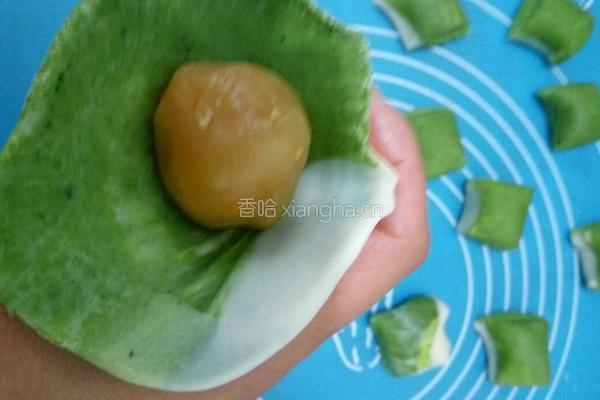 翡翠莲蓉蛋黄酥的做法图解20