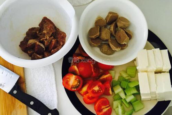 番茄豆腐牛肉的做法图解1