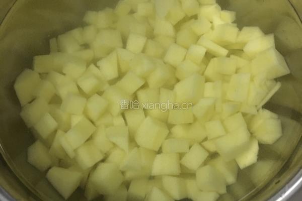 西红柿土豆咸笋汤的做法图解1