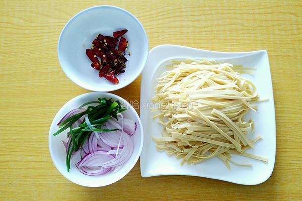 葱香干豆腐的做法图解1