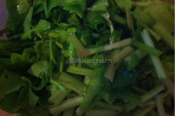 芹菜烧小黄鱼的做法图解2