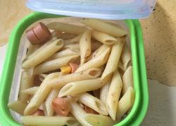 小白做火腿肠炒通心粉