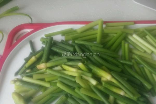 腊肉炒蒜薹的做法图解1