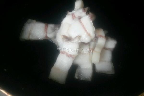 腊肉炒蒜薹的做法图解2