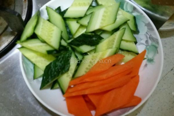 鸡蛋木耳炒黄瓜的做法图解1