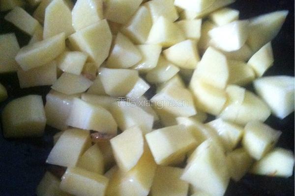 土豆烧酸菜的做法图解2