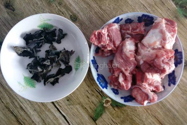 黑木耳大骨汤的做法图解1