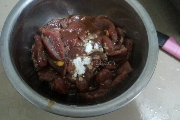 蒜苗炒牛肉的做法图解1