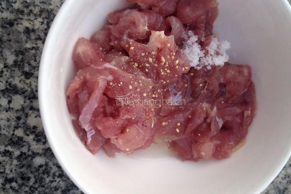 正宗皮蛋瘦肉粥的做法图解3