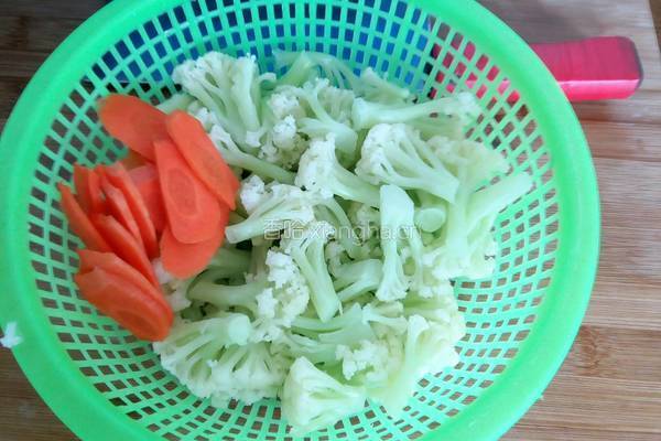 干锅有机花菜的做法图解1