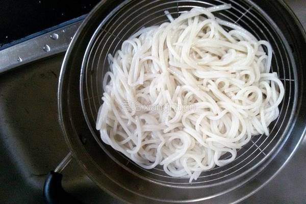 香芹炒米粉的做法图解3