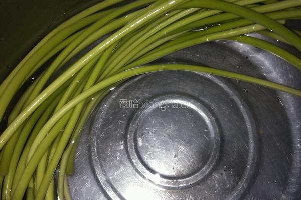 蒜薹炒肉片的做法图解1