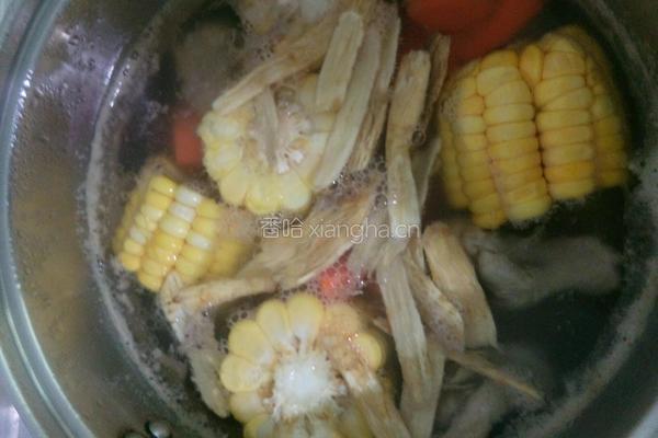 胡萝卜玉米鸡腿汤的做法图解5
