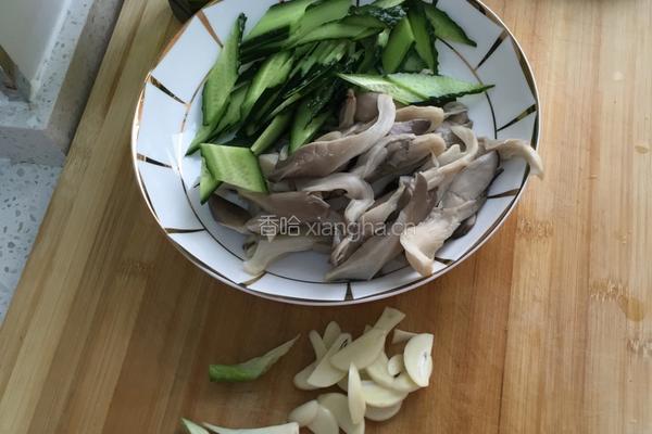 鲜蘑炒黄瓜的做法图解3