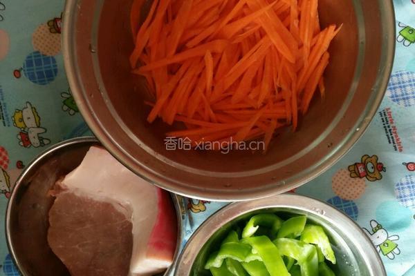 猪肉炒青椒红萝卜的做法图解1