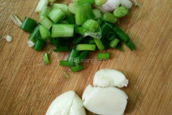 猪肉炒青椒红萝卜的做法图解2