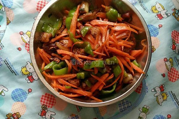 猪肉炒青椒红萝卜的做法图解6
