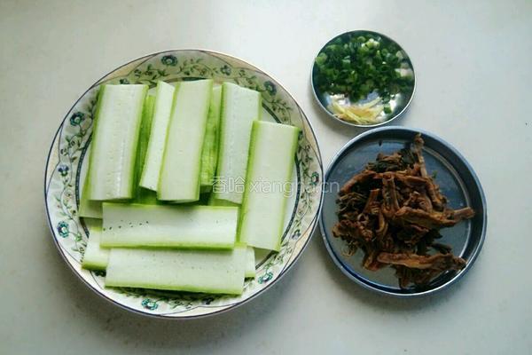 盐菜丝瓜汤的做法图解2