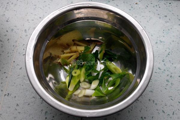 香芹炒肉的做法图解2