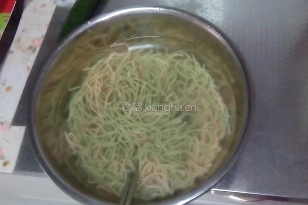 凉拌蔬菜面的做法图解2