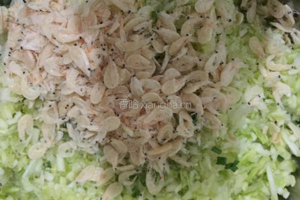 鸡蛋虾皮西葫芦水饺的做法图解1
