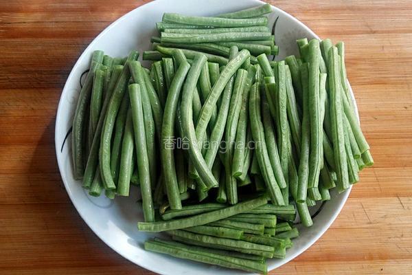 蒜末豇豆的做法图解1