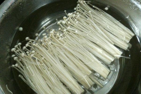 干豆腐卷金针菇的做法图解1