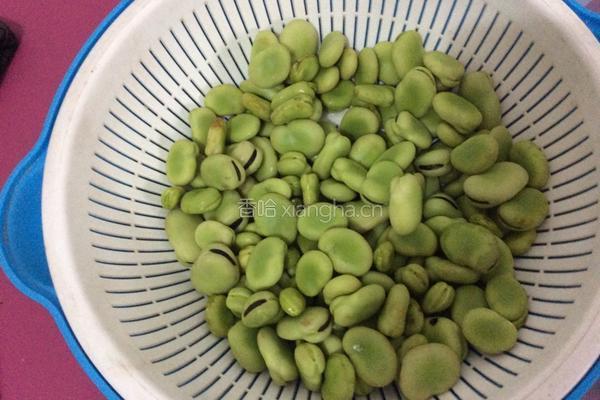 素炒蚕豆的做法图解1