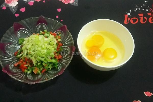 五彩炒鸡蛋的做法图解1