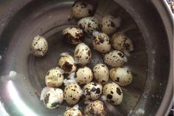 鹌鹑蛋烩金针菇的做法图解2