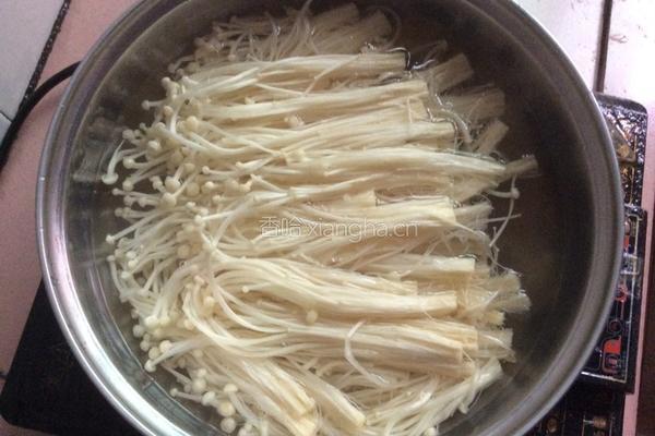 鹌鹑蛋烩金针菇的做法图解4