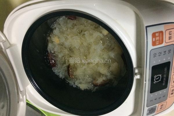 银耳红枣汤的做法图解2