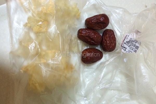 银耳红枣汤的做法图解1