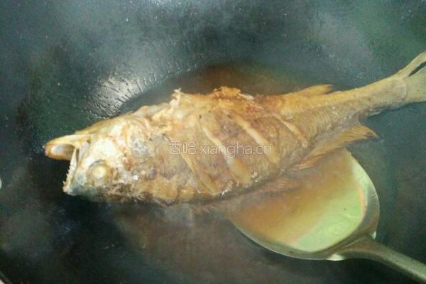 黄花鱼炖豆腐的做法图解2