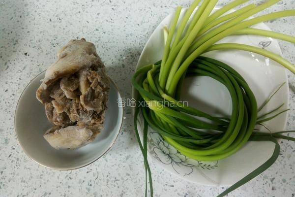 蒜苔炒肘花肉的做法图解1