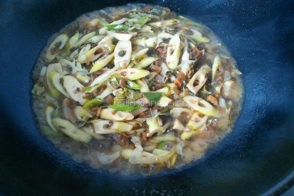 雪菜腊肉炒野笋的做法图解5