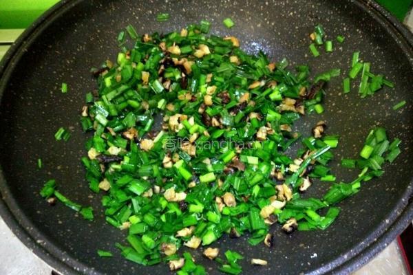 韭菜香菇虾米猪肉饺的做法图解4